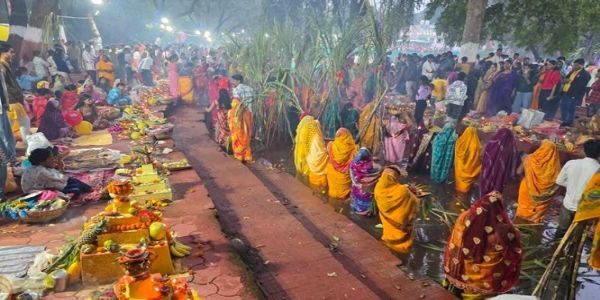 भोपाले गूंजितं छठी मातुर्गीतं, उदीयमान सूर्याय अर्घ्यदानोत्तरं संपन्नं 36 घंटात्मको निर्जलोपवासः