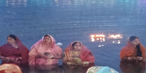 अनूपपुरम्‌ — छठमहापर्वणि उदितसूर्याय अर्घ्यं दत्वा व्रतिनः स्वकुलस्य सुखसमृद्ध्यर्थं प्रार्थनां कृतवन्तः