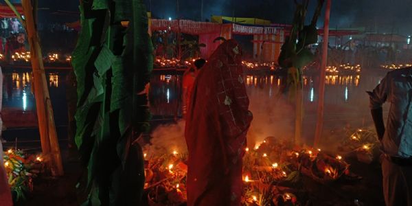 लोकआस्थायाः महापर्वणः अन्तिमदिने उदयमानसूर्याय अर्घ्यं समर्पितम्