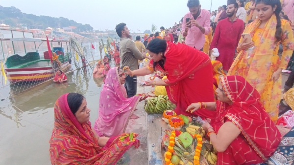 सुहाग लेते हुए महिलाएं सुहाग लेते हुए महिलाएं