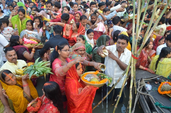 वाराणसी में डाला छठ के अन्तिम दिन का नजारा वाराणसी में डाला छठ के अन्तिम दिन का नजारा