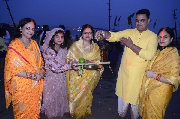 उदीयमान सूर्य को अर्घ्य देते श्रद्धालुओं का छाया चित्र उदीयमान सूर्य को अर्घ्य देते श्रद्धालुओं का छाया चित्र