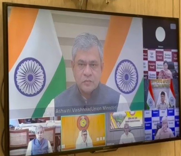 मोंथा के मद्देनजर तैयारियों की समीक्षा करते हुए रेल, सूचना एवं प्रसारण मंत्री अश्विनी वैष्णव मोंथा के मद्देनजर तैयारियों की समीक्षा करते हुए रेल, सूचना एवं प्रसारण मंत्री अश्विनी वैष्णव