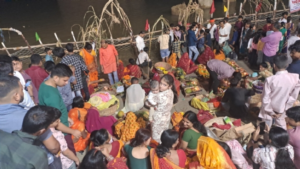 उदीयमान भगवान भास्कर को अर्घ्य अर्पित कर सम्पन्न हुआ लोक आस्था का महापर्व छठ उदीयमान भगवान भास्कर को अर्घ्य अर्पित कर सम्पन्न हुआ लोक आस्था का महापर्व छठ