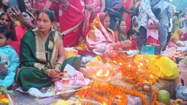 घाट पर बेदी के साथ बैठकर पूजा अर्चना करती हुई व्रती माताएं घाट पर बेदी के साथ बैठकर पूजा अर्चना करती हुई व्रती माताएं