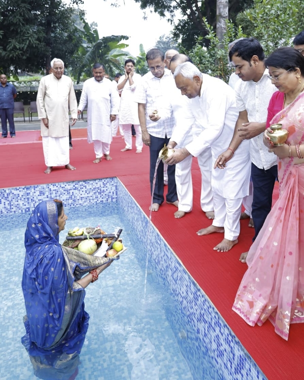 मुख्यमंत्री नीतीश अपने आवास पर छठमहापर्व के दौरान मुख्यमंत्री नीतीश अपने आवास पर छठमहापर्व के दौरान