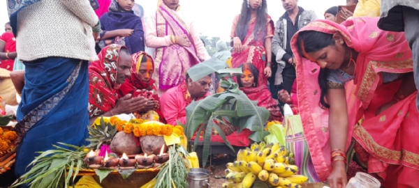 पूजा करती छठब्रतियां पूजा करती छठब्रतियां