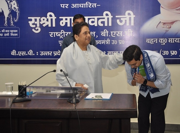 बैठक को संबोधित करती बसपा प्रमुख मायावती