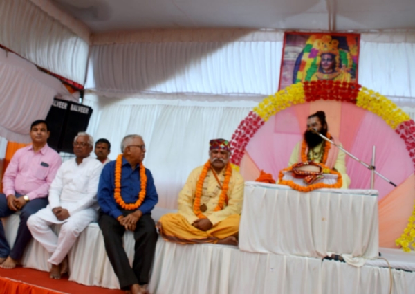 मानस सम्मेलन में बोलते ईश्वर दास महाराज मानस सम्मेलन में बोलते ईश्वर दास महाराज