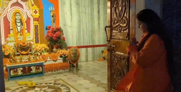 *फिल्म अभिनेत्री व महामंडलेश्वर ममता कुलकर्णी ने गुरु गोरखनाथ बाबा का किया दर्शन* *फिल्म अभिनेत्री व महामंडलेश्वर ममता कुलकर्णी ने गुरु गोरखनाथ बाबा का किया दर्शन*