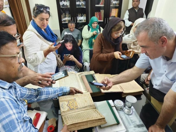 अवलोकन करते ईरानी पर्यटक अवलोकन करते ईरानी पर्यटक