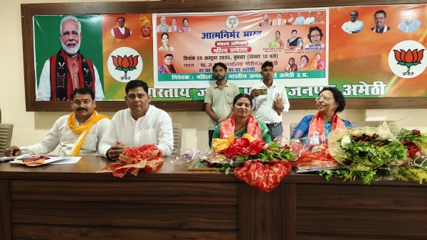 मंच की फोटो मंच की फोटो