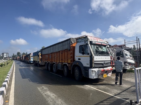 जम्मू-श्रीनगर राष्ट्रीय राजमार्ग छोटे वाहनों के लिए दोतरफा खुला जम्मू-श्रीनगर राष्ट्रीय राजमार्ग छोटे वाहनों के लिए दोतरफा खुला