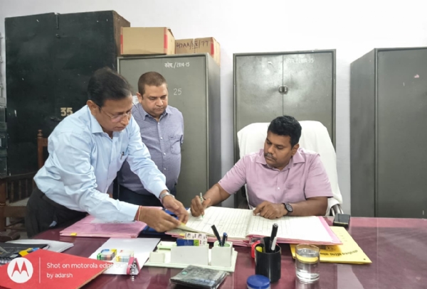 चार्ज ग्रहण करते नवागंतुक जिलाधिकारी चार्ज ग्रहण करते नवागंतुक जिलाधिकारी