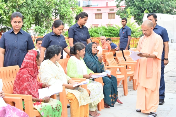 जनता दर्शन में 200 लोगों की समस्याएं सुनीं मुख्यमंत्री ने, संतुष्टिपरक निराकरण के दिए निर्देश*
