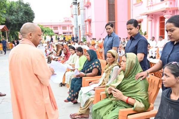 जनता दर्शन में 200 लोगों की समस्याएं सुनीं मुख्यमंत्री ने, संतुष्टिपरक निराकरण के दिए निर्देश*