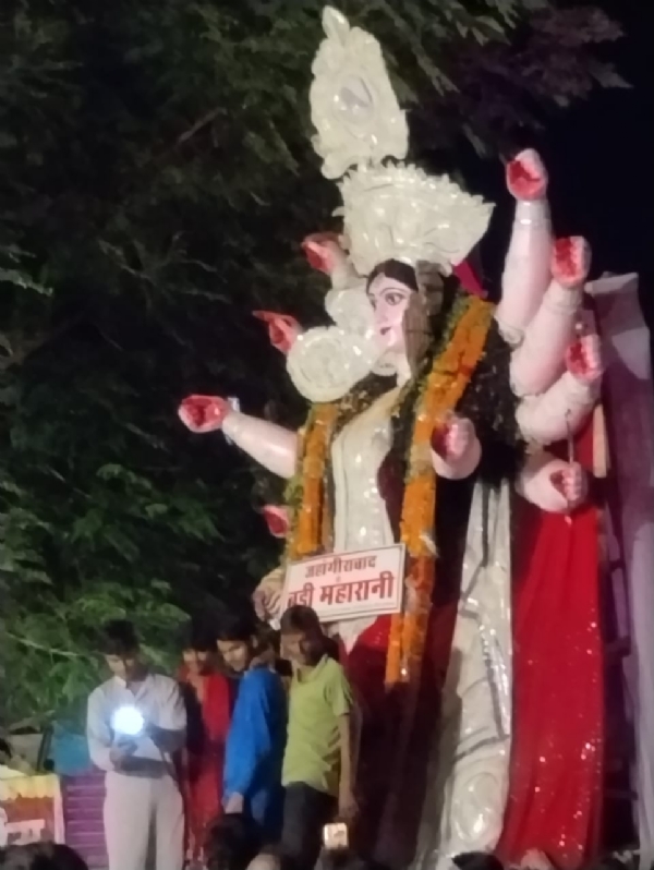 जनपद की बड़ी महारानी मां विसर्जन को जाते हुए