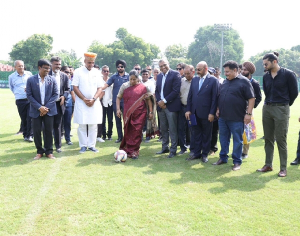 सिविल लाइंस स्थित सुदेवा फुटबॉल क्लब में नए ग्राउंड का शुक्रवार को उद्घाटन  करती मुख्यमंत्री रेखा गुप्ता