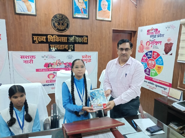 सम्मानित हुई छात्राएं