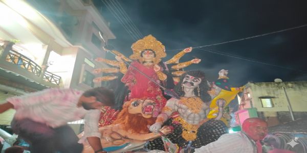 बलरामपुरे दुर्गाप्रतिमायाः विसर्जनं भव्यसमारोहस्य मध्ये महता उत्साहेन सम्पन्नम्