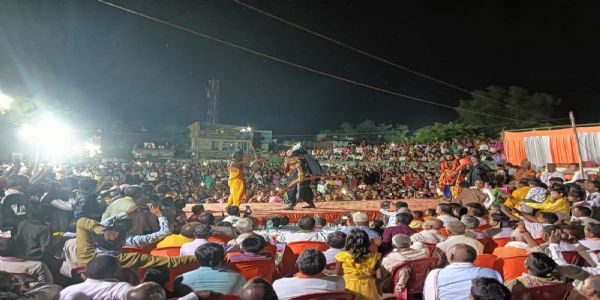 परम्परा, आस्था रोमांच इत्येतैस्सह… रावणस्य जिन्ने शिरसि जयकाराणां लहरी