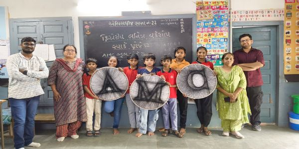 आईआईटी गांधीनगरदलस्य एएमसी मिडिल-विद्यालयच्छात्रेभ्यः पाठ्यक्रमं शिक्षितुं नूतनपरिभाषा परिभाषिता