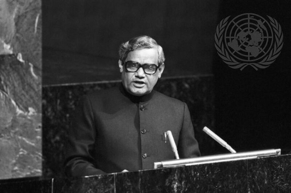 संयुक्त राष्ट्र महासभा को हिंदी भाषा में संबोधित करते हुए तत्कालीन विदेश मंत्री अटल बिहारी वाजपेयी...