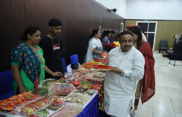 मीडिया को संबोधित करते कैट के राष्‍ट्रीय महामंत्री एवं सांसद प्रवीण खंडेलवाल