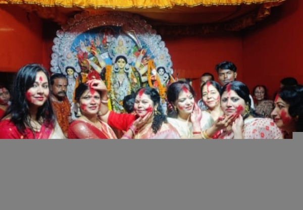 सिंदूर खेलते महिलाएं