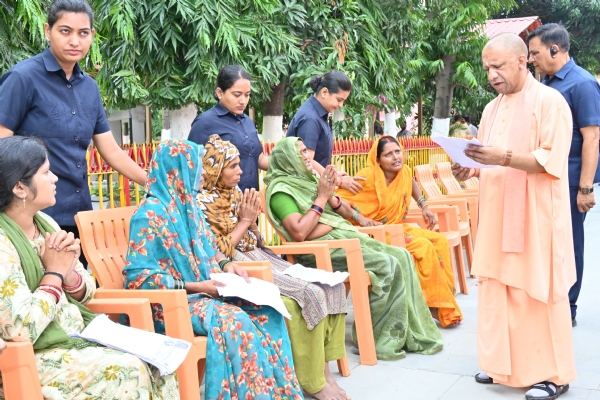 जनता दर्शन में 200 लोगों की समस्याएं सुनीं मुख्यमंत्री ने, संतुष्टिपरक निराकरण के दिए निर्देश*
