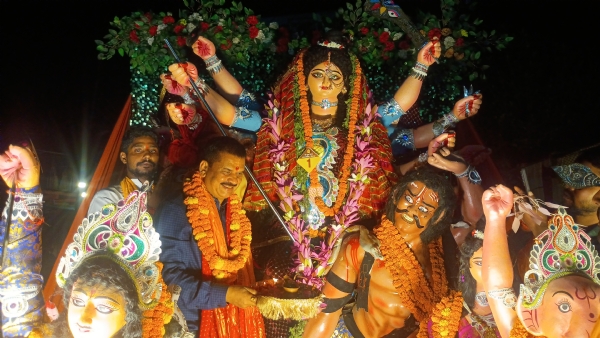 जिलाधिकारी पूजा करते हुए