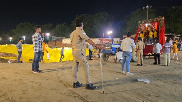 विसर्जन कुंड पर कड़ी मा की मूर्ति विसर्जन के लिए