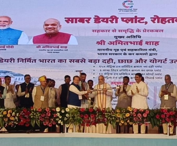 रोहतक में आयोजित कार्यक्रम के दौरान केंद्रीय गृह एवं सहकारिता मंत्री को हल भेंट करते प्रदेश के सहकारिता मंत्री डॉ अरविंद शर्मां