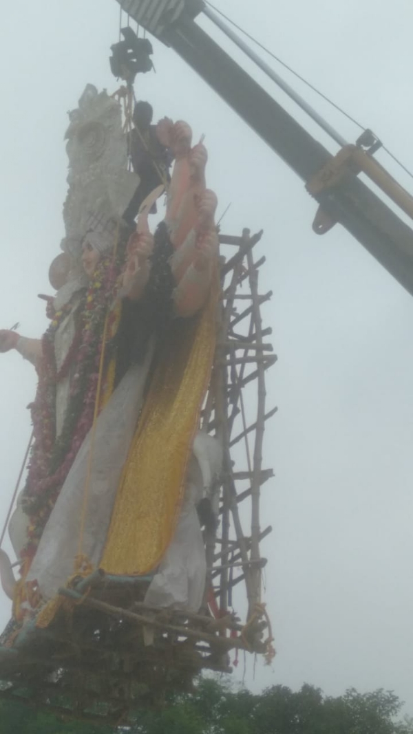 बड़ी महारानी मां विसर्जन घाट पर क्रेन से विसर्जन के लिय जाते हुए