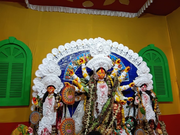 ईडन मेघबालिका में आयोजित दुर्गा पूजा के कुछ दृश्य