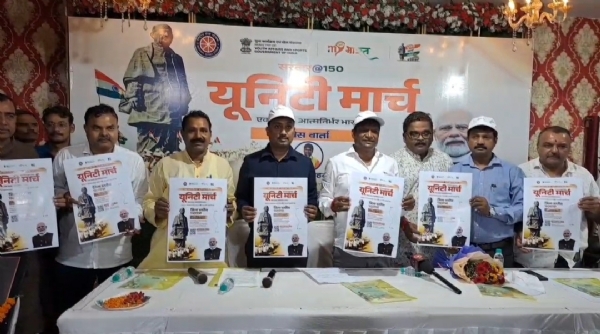 कार्यक्रम का पोस्टर जारी करते सांसद एवं अन्य भाजपाई कार्यक्रम का पोस्टर जारी करते सांसद एवं अन्य भाजपाई