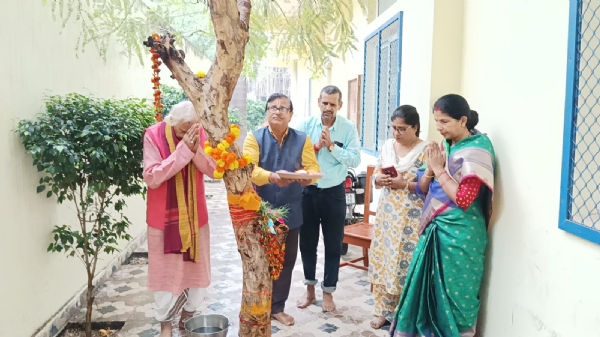 अक्षय नवमी पर आंवला के वृक्ष का पूजन करते लोग अक्षय नवमी पर आंवला के वृक्ष का पूजन करते लोग