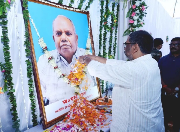 श्रद्धांजलि अर्पित करते मुख्यमंत्री श्रद्धांजलि अर्पित करते मुख्यमंत्री