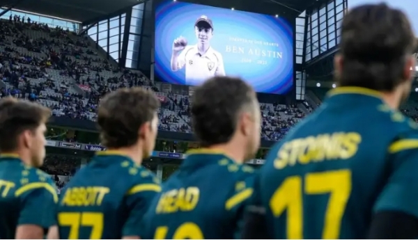 बेन ऑस्टिन को श्रद्धांजलि देते ऑस्ट्रेलियाई खिलाड़ी बेन ऑस्टिन को श्रद्धांजलि देते ऑस्ट्रेलियाई खिलाड़ी