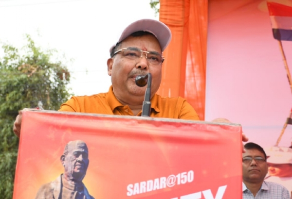 मंच से बोलते पर्यटन मंत्री जयवीर सिंह मंच से बोलते पर्यटन मंत्री जयवीर सिंह