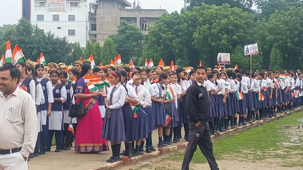 यात्रा में शामिल छात्र छात्राएं
