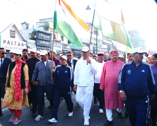 मुख्यमंत्री पुष्कर सिंह धामी एकता पदयात्रा का शुभारंभ करते।