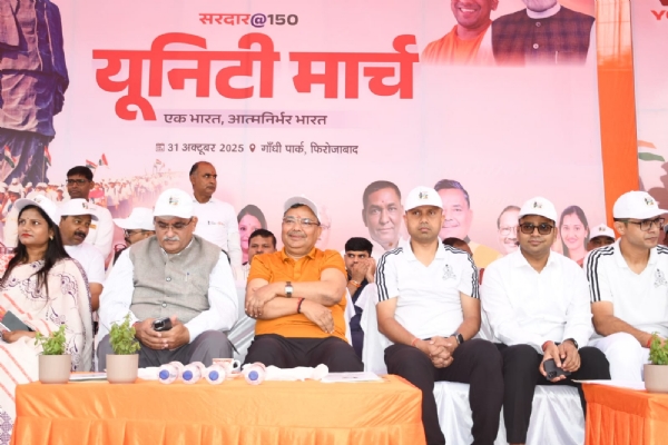 कार्यक्रम में मौजूद पर्यटन मंत्री जयवीर सिंह आदि कार्यक्रम में मौजूद पर्यटन मंत्री जयवीर सिंह आदि