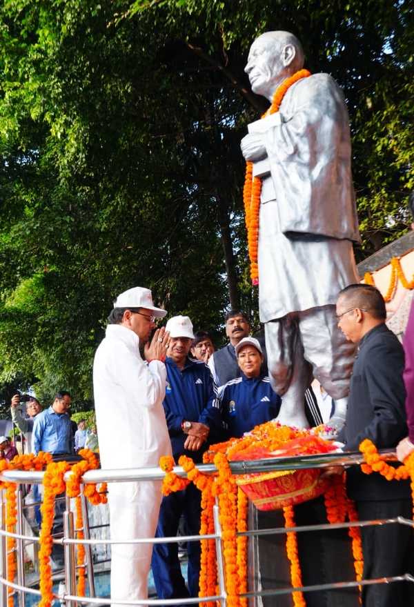 मुख्यमंत्री पुष्कर सिंह धामी  लौह पुरूष सरदार बल्लभ भाई पटेल की जयंती के अवसर पर घंटाघर में उनकी मूर्ति पर भावभीनी श्रद्धांजलि  देते।
