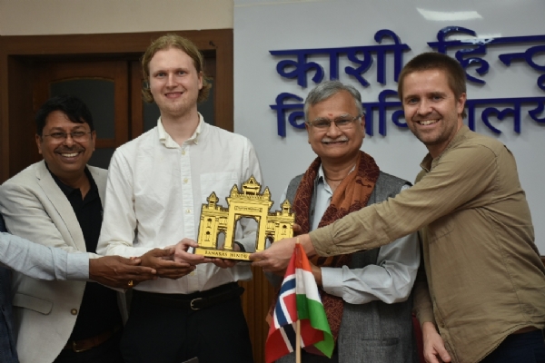 ओस्लो मेट्रोपॉलिटन विश्वविद्यालय का दल बीएचयू कुलपति के साथ ओस्लो मेट्रोपॉलिटन विश्वविद्यालय का दल बीएचयू कुलपति के साथ