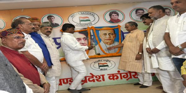 काँग्रेस-जनाः इन्दिरागान्धीं सरदार-पटेलं च श्रद्धाञ्जलिं दत्तवन्तः