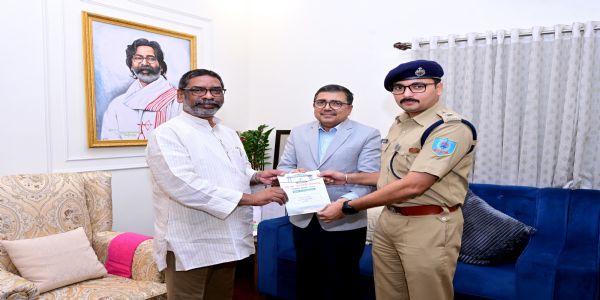 मुख्यमन्त्री हेमन्तसोरनः इत्यस्य साकं बोकारो-जिलायाः उपायुक्तः तथा आरक्षकाधिक्षकः साक्षात्कृतवन्तौ