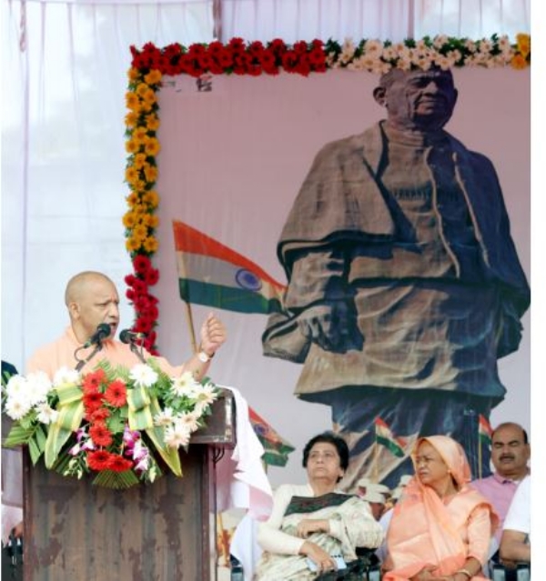 रन फार यूनिटी के शुभारम्भ के अवसर पर बोलते मुख्यमंत्री योगी आदित्य नाथ रन फार यूनिटी के शुभारम्भ के अवसर पर बोलते मुख्यमंत्री योगी आदित्य नाथ