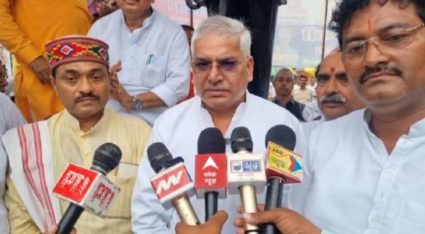 मीडिया से वार्ता करते हुए मंत्री मयंकेश्वर शरण सिंह मीडिया से वार्ता करते हुए मंत्री मयंकेश्वर शरण सिंह