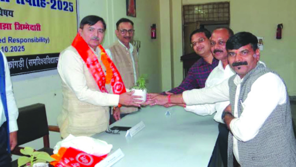 कार्यक्रम के दौरान सम्मान करते हुए कार्यक्रम के दौरान सम्मान करते हुए